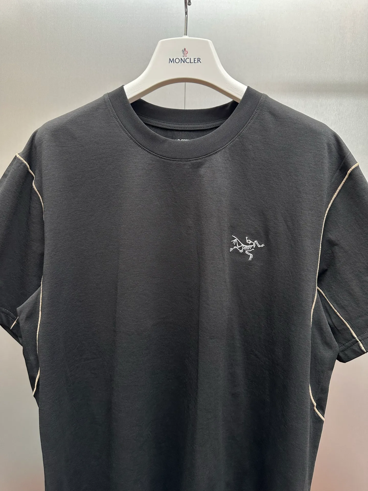 Arcteryx/ Motus Crew Breathable T Breathable ， ， ， ， ， ， ， ， 。 ， ， Retro ， 、 。 Classic ， 。 ， 、 、 。 ， ， ！ ：Black，White， Sizes：L-3x L